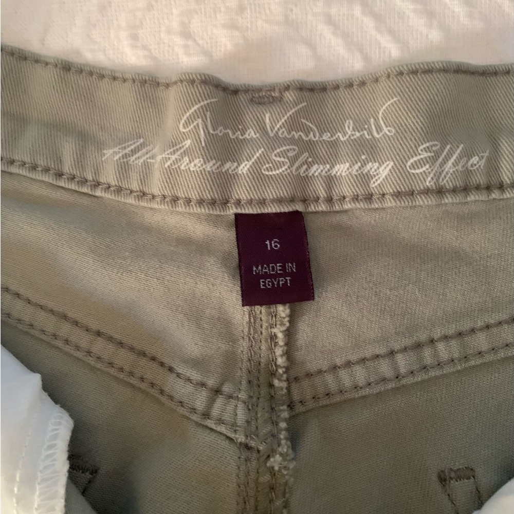 Gloria Vanderbilt Amanda Capri Jeans Pants. Women’s Size 16 Light Sage Green EUC